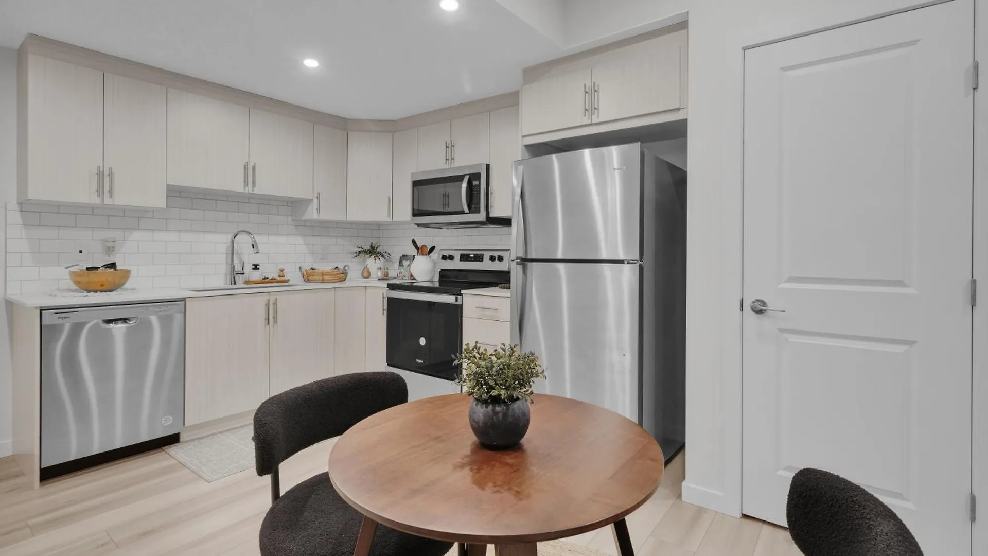 1 Bedroom Suite Stylish Coffee Station Stocked Edmonton 0*,
